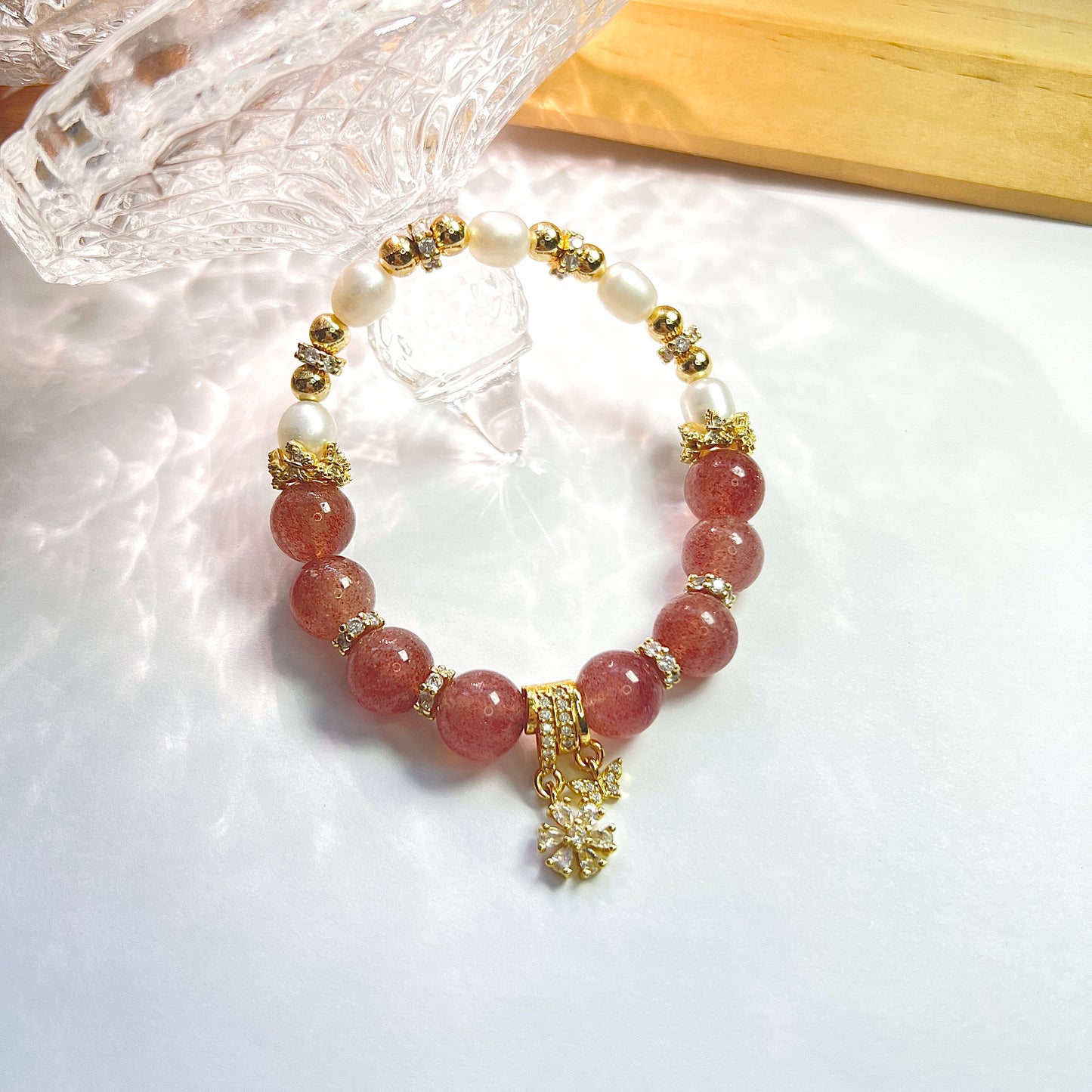 Strawberry Crystal Pearl original design bracelet exquisite and gorgeous.