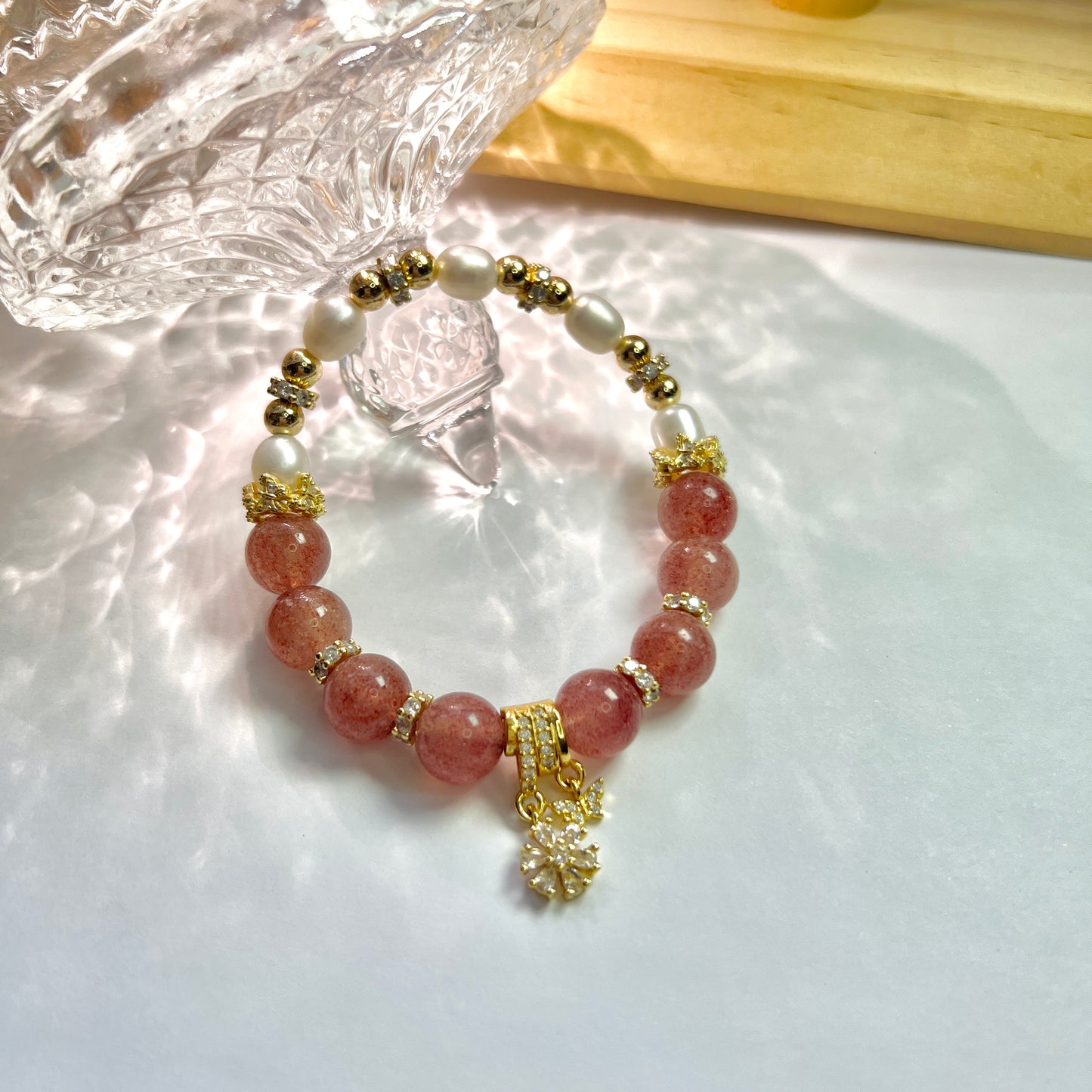 Strawberry Crystal Pearl original design bracelet exquisite and gorgeous.