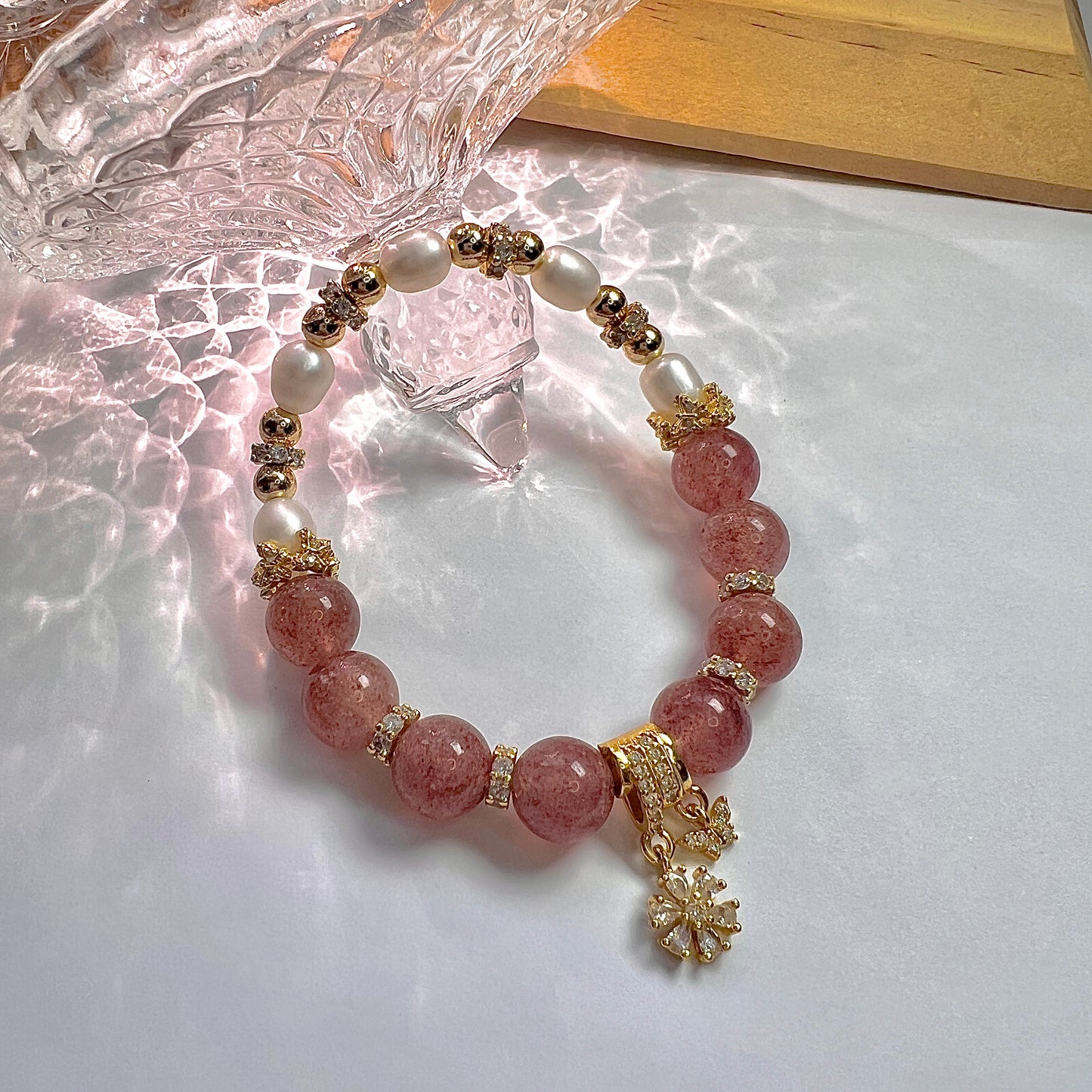 Strawberry Crystal Pearl original design bracelet exquisite and gorgeous.